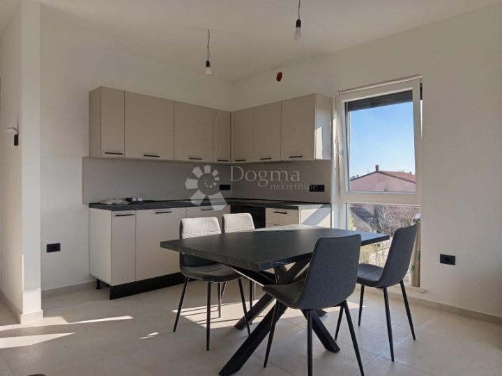 Useljiv odmah! Moderan 2S stan s prostranim balkonom