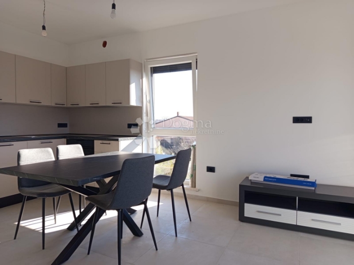 Useljiv odmah! Moderan 2S stan s prostranim balkonom