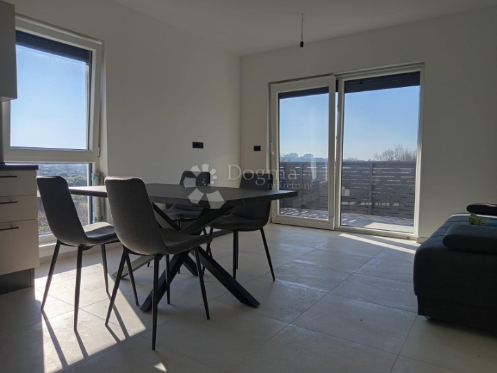 Useljiv odmah! Moderan 2S stan s prostranim balkonom