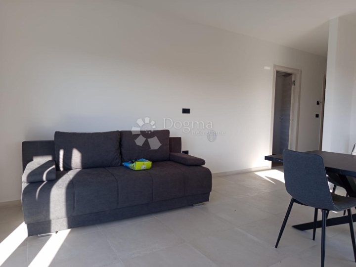 Useljiv odmah! Moderan 2S stan s prostranim balkonom