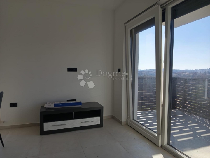 Useljiv odmah! Moderan 2S stan s prostranim balkonom