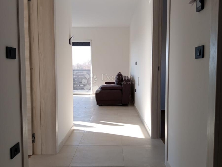 Useljiv odmah! Moderan 2S stan s prostranim balkonom