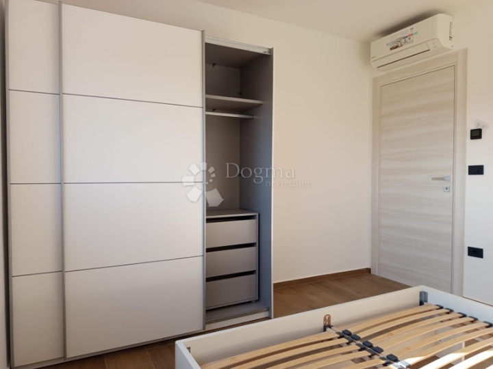 Useljiv odmah! Moderan 2S stan s prostranim balkonom