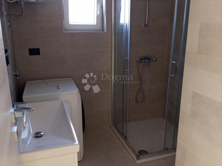 Useljiv odmah! Moderan 2S stan s prostranim balkonom