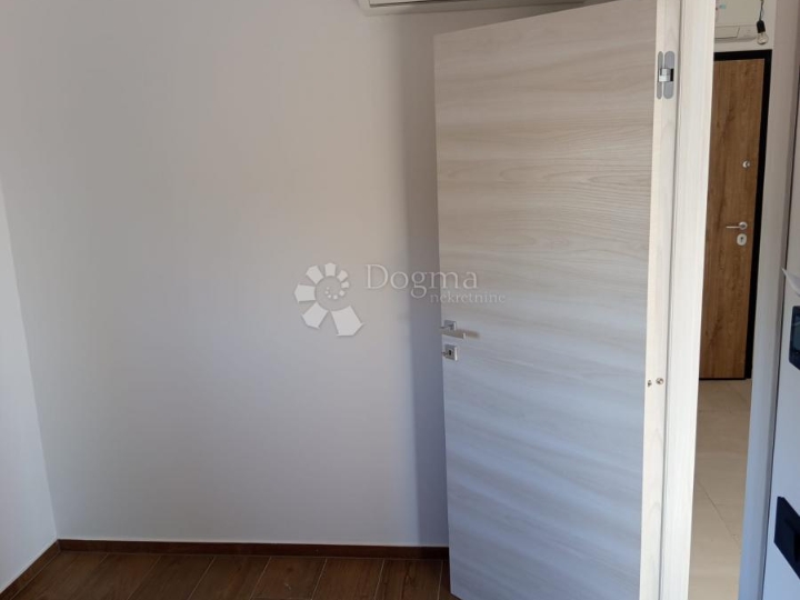 Useljiv odmah! Moderan 2S stan s prostranim balkonom