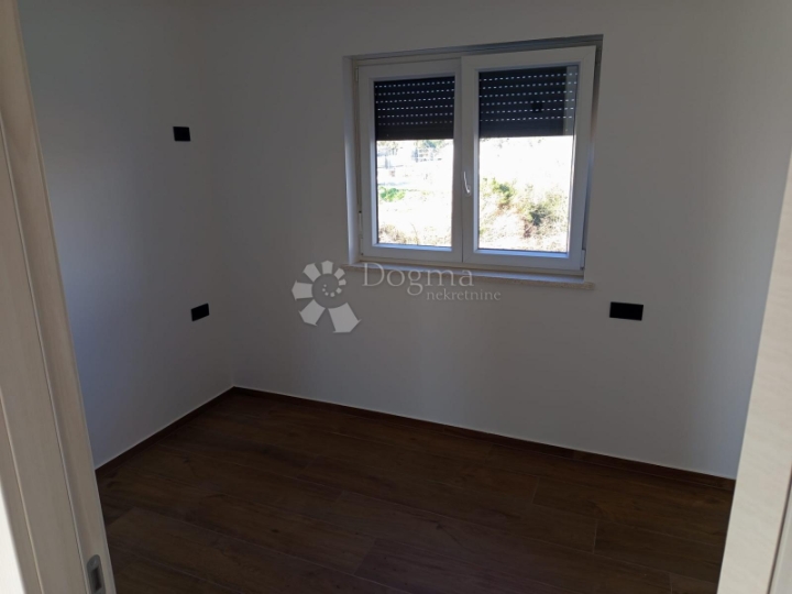 Useljiv odmah! Moderan 2S stan s prostranim balkonom