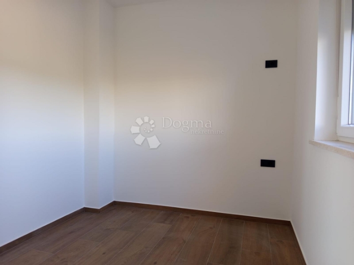 Useljiv odmah! Moderan 2S stan s prostranim balkonom