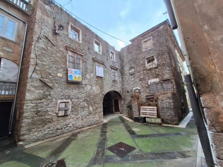 Vrhunska investicijska prilika u srcu Senja na samo 100m od mora