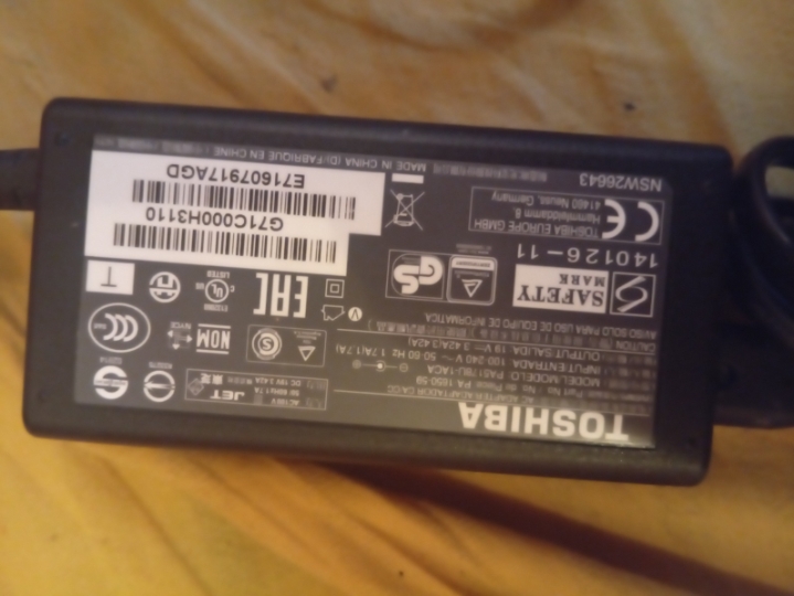 Toshiba punjač za laptop 90W 19V