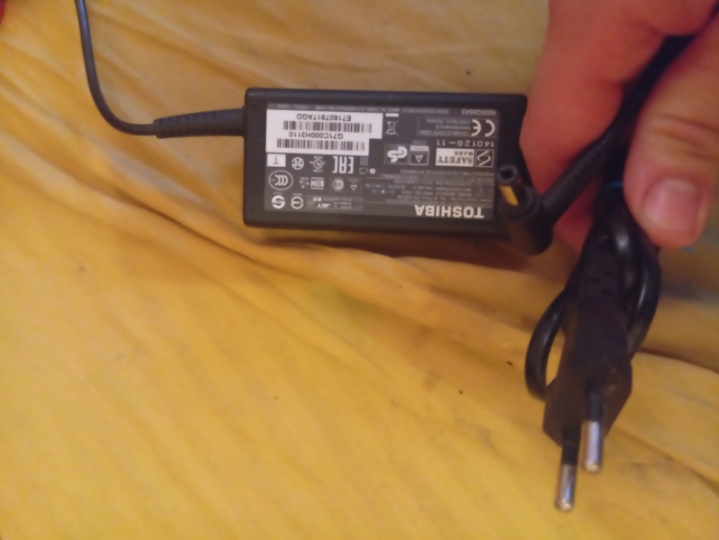 Toshiba punjač za laptop 90W 19V