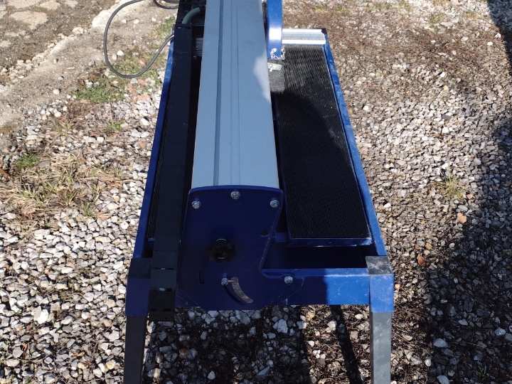 Kružna pila s posudom za vodu