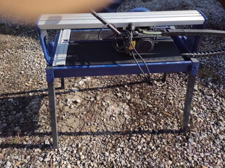 Kružna pila s posudom za vodu