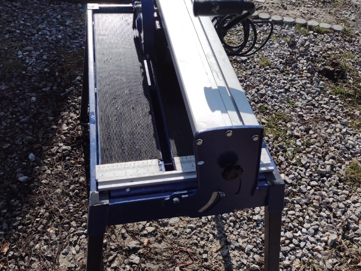 Kružna pila s posudom za vodu