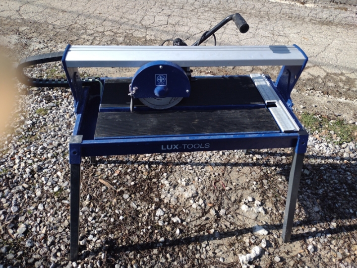 Kružna pila s posudom za vodu