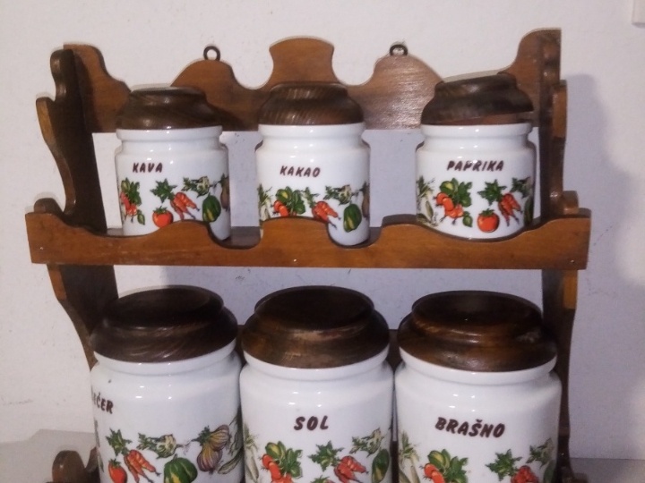 Drvena polica s posudama za začine