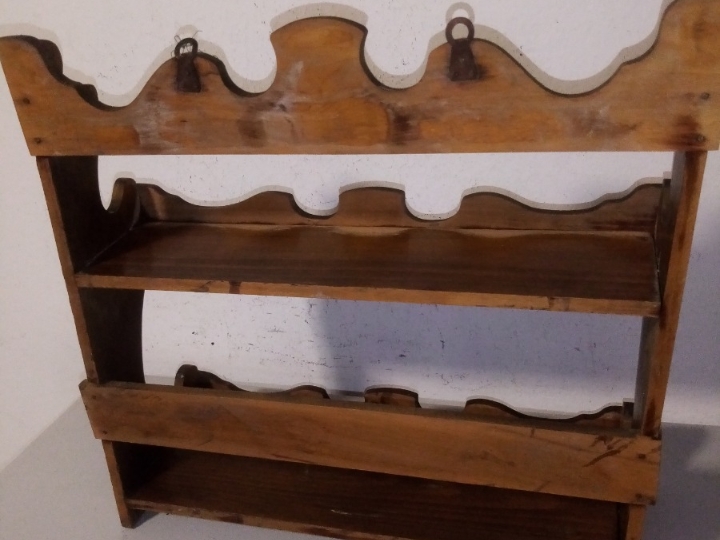 Drvena polica s posudama za začine