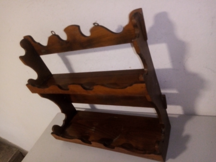 Drvena polica s posudama za začine