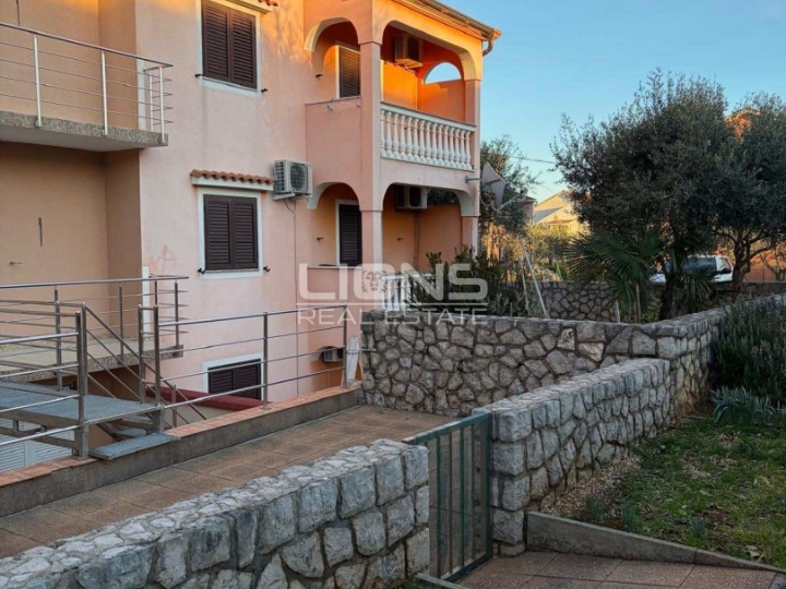 Krk, Omišalj, 54 m2 + 27 m2 terasa