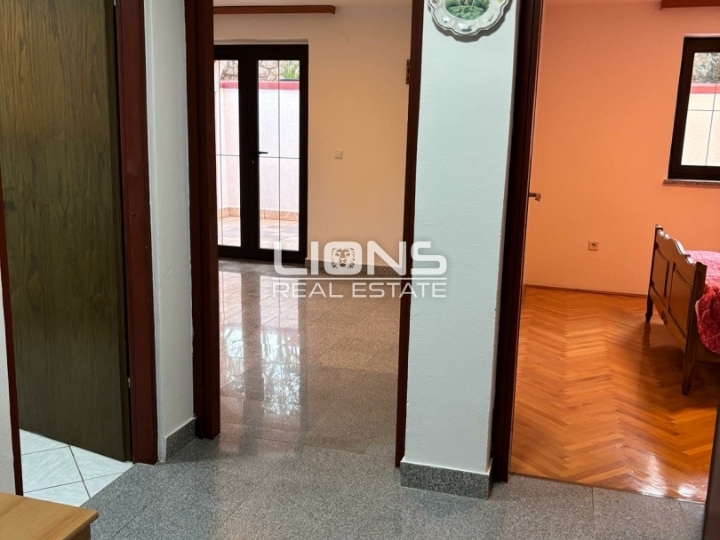 Krk, Omišalj, 54 m2 + 27 m2 terasa