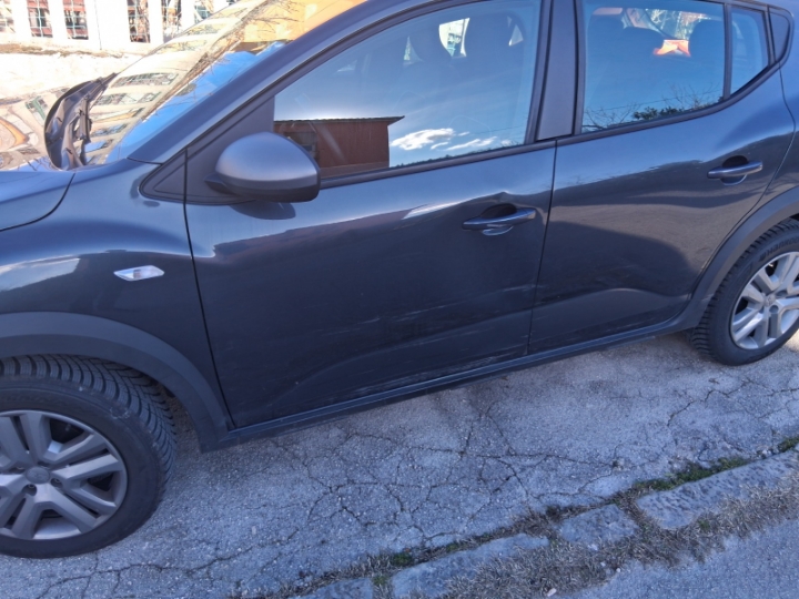 Prednja ljeva vrata Dacia