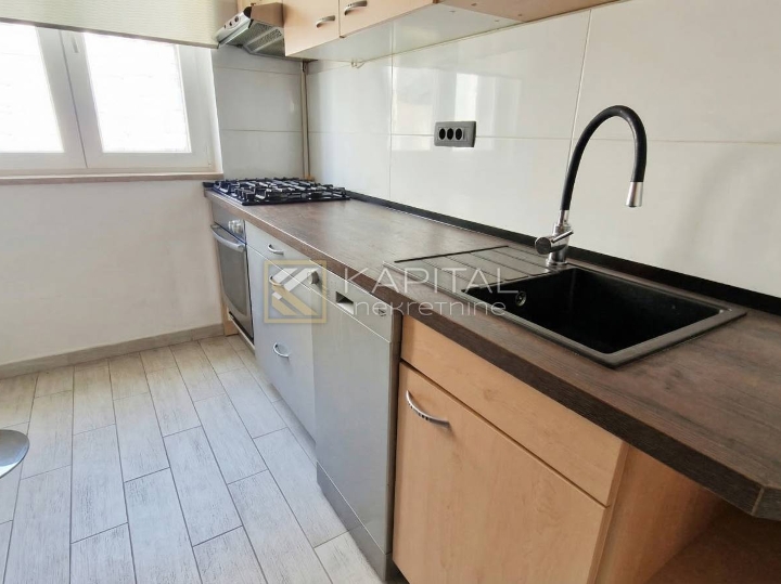 Škurinje, 60 m², adaptiran, lođa, parking