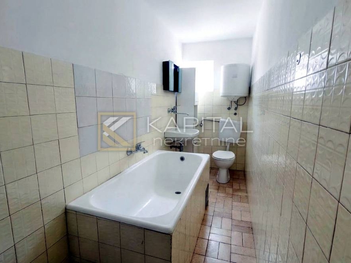 Gornja Drenova, starina za urediti sa 2 stana!