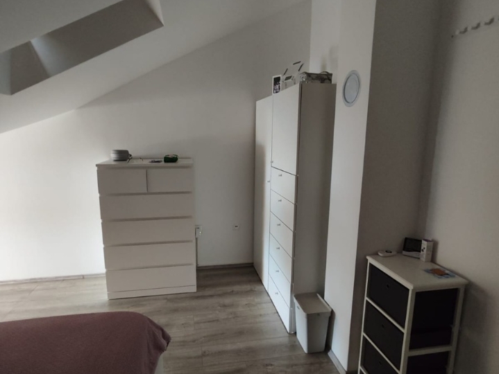 Dvoetažni stan s garsonijerom