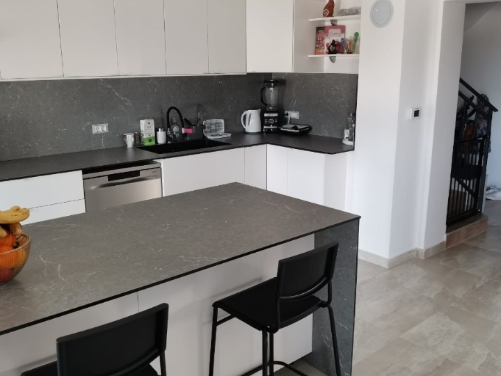 Dvoetažni stan s garsonijerom