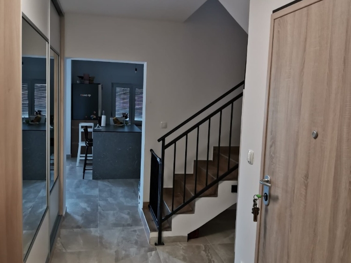 Dvoetažni stan s garsonijerom