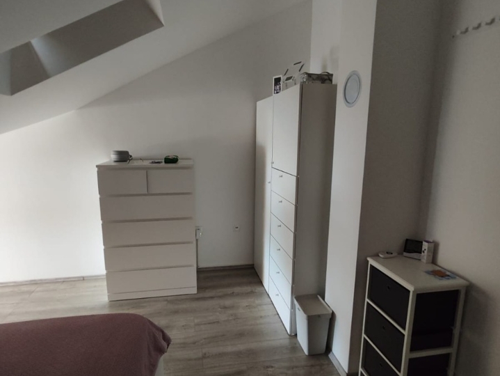 Stan 162 m2 ( dvoetažni ) + garsonijera