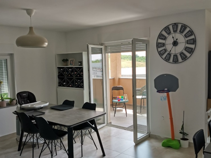 Stan 162 m2 ( dvoetažni ) + garsonijera