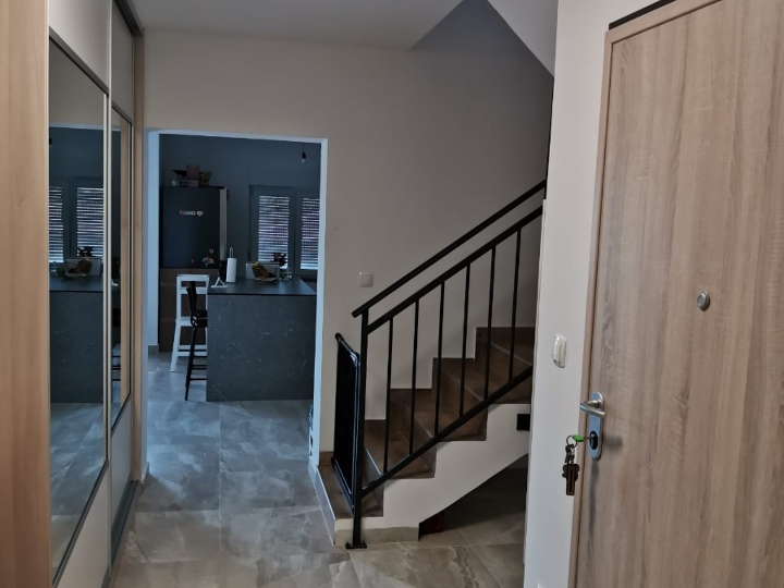 Stan 162 m2 ( dvoetažni ) + garsonijera