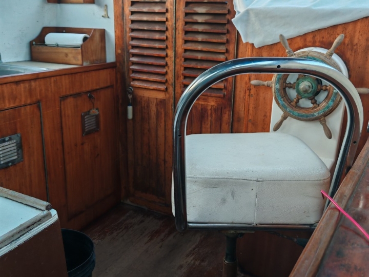 Udobna barka s kabinom i 2 motora