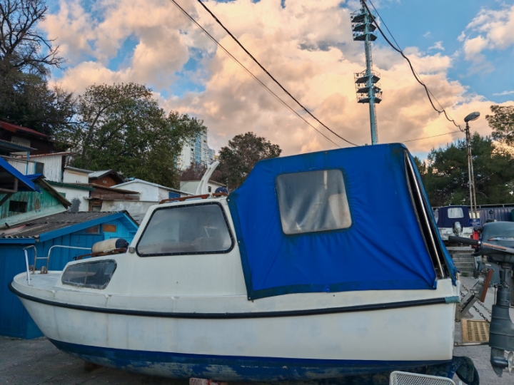 Udobna barka s kabinom i 2 motora