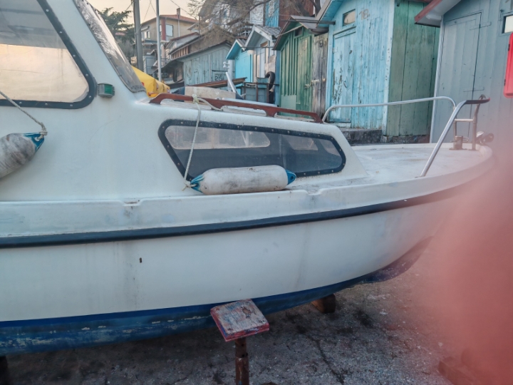 Ugodna barka s kabinom i 2 motora