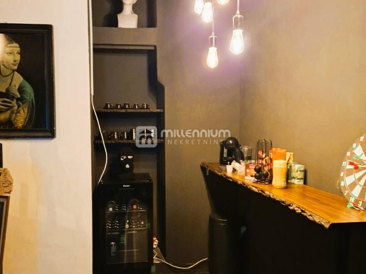 Sušak, 92.82m2, poslovni prostor s galerijom, izlog