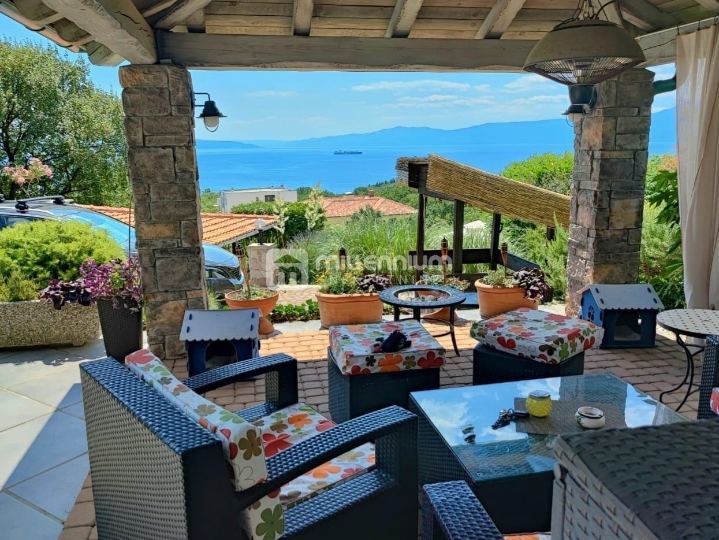 Kostrena, 186m2, samostojeća kuća s okućnicom i bazenom