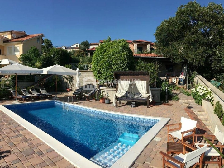 Kostrena, 186m2, samostojeća kuća s okućnicom i bazenom