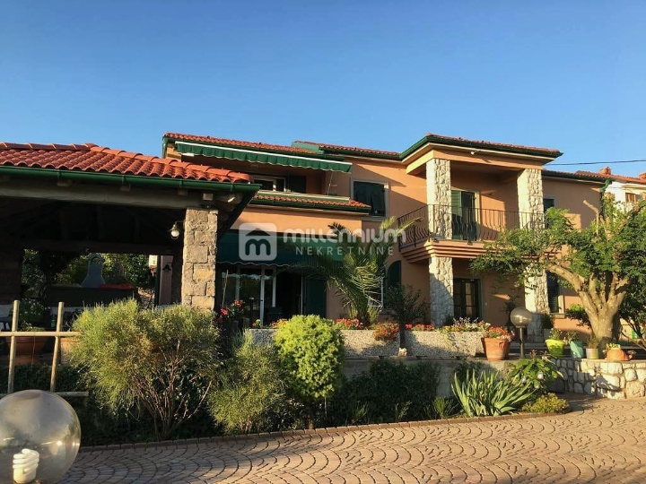 Kostrena, 186m2, samostojeća kuća s okućnicom i bazenom