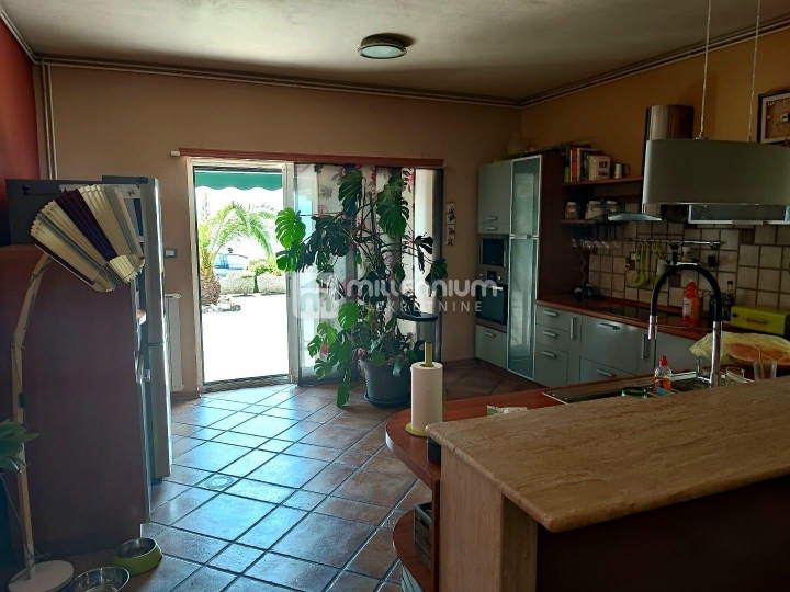 Kostrena, 186m2, samostojeća kuća s okućnicom i bazenom