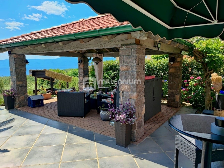 Kostrena, 186m2, samostojeća kuća s okućnicom i bazenom