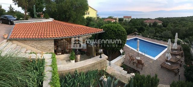 Kostrena, 186m2, samostojeća kuća s okućnicom i bazenom