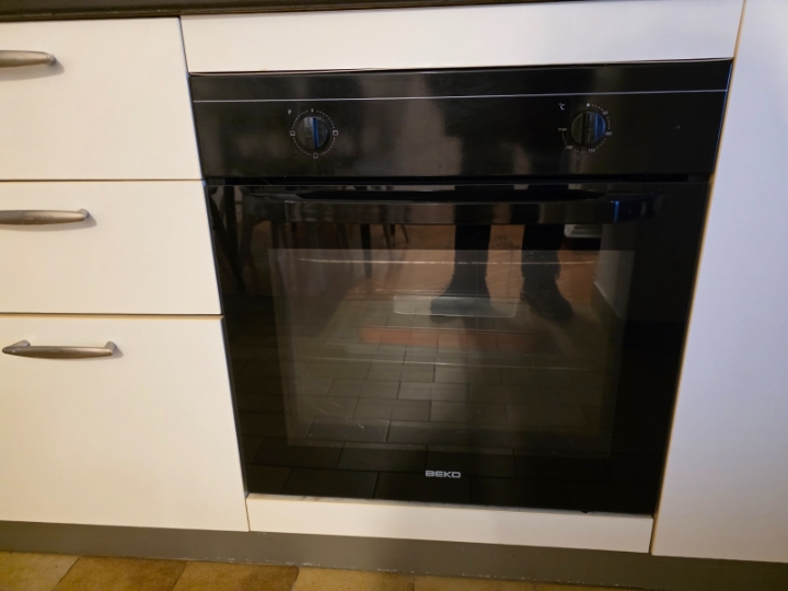 Kuhinja sa svim el. uređajima