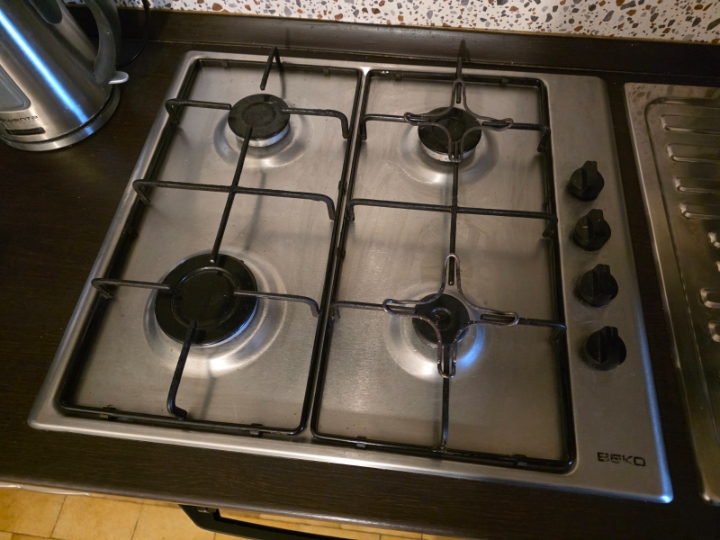 Kuhinja sa svim el. uređajima