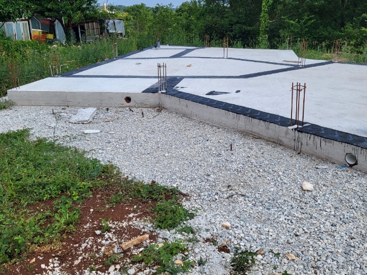 Započeta gradnja vile s bazenom