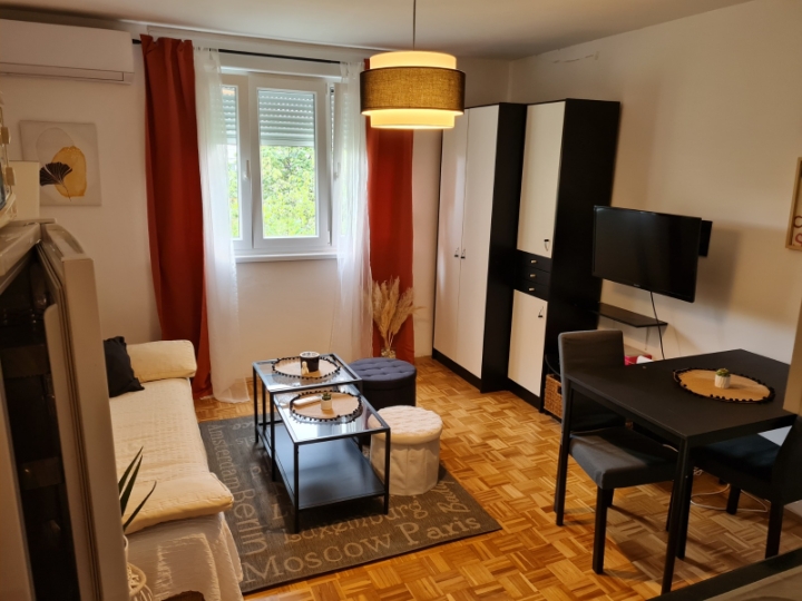 Iznajmljujem garsonijeru