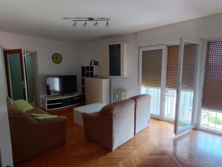 Iznajmljujem trosobni stan