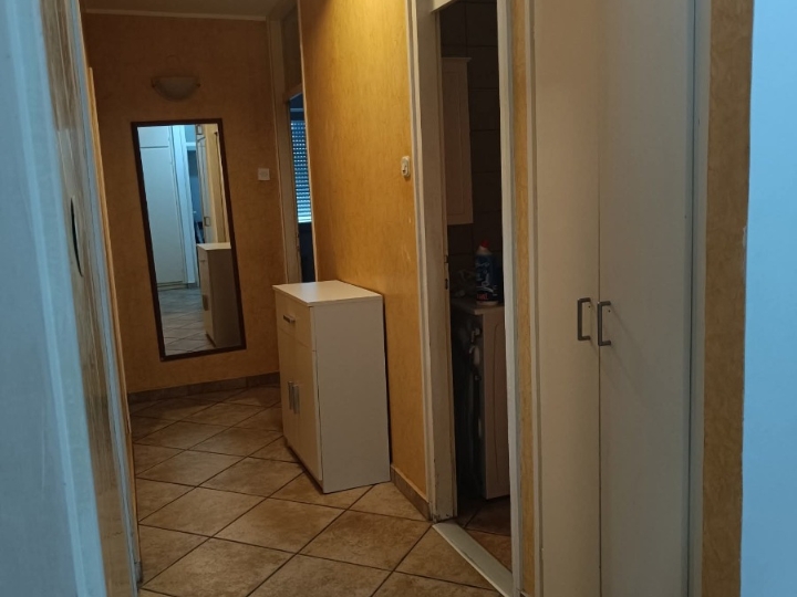 Iznajmljujem trosobni stan