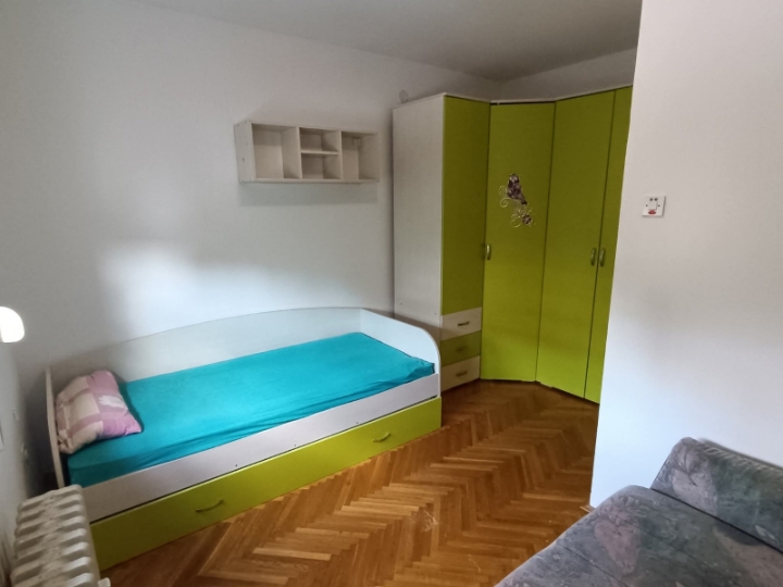 Iznajmljujem trosobni stan