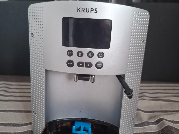 Aparat za kavu, koji melje